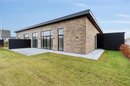 Fantastisk og nyopført rækkehus i et plan med have  1